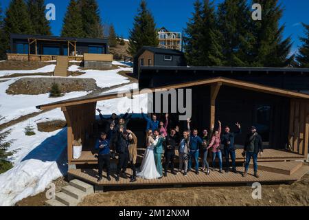 Vorokhta, Ucraina 31 marzo 2021: Un gruppo di fotografi in formazione, formazione di fotografi professionisti in Ucraina. Foto Stock