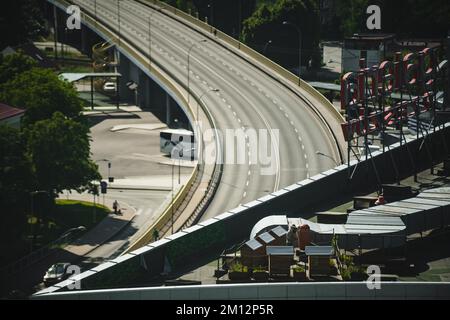 Apicoltore presso le alveare sul tetto di un edificio della città, Rzeszów, Polonia, Europa Foto Stock