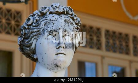 Achilleion, residenza dell'imperatrice Sissi, completata nel 1889, architettura basata sulla mitologia greca, terrazze, testa di marmo di una delle nove Muse, in f Foto Stock