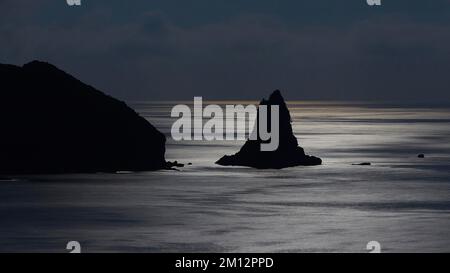 Agios Gordios, notte, luna piena, rocce, Ortholithos, Costa di Agios Gordios con la roccia offshore Ortholithos, chiaro di luna sul mare, costa rocciosa Foto Stock