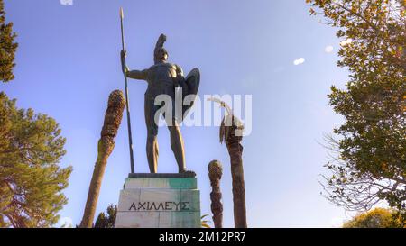 Achilleion, residenza dell'imperatrice Sissi, completata nel 1889, architettura basata sulla mitologia greca, statua in bronzo più grande della vita della vittoriosa Ach Foto Stock