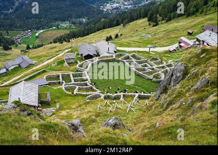 Recinto in muratura a secco per la gestione tradizionale dei pascoli alpini, originariamente utilizzato per il pascolo del bestiame, Belalp, Canton Vallese, Switze Foto Stock