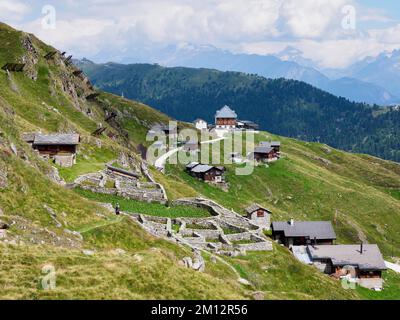 Recinto in muratura a secco per la gestione tradizionale dei pascoli alpini, originariamente utilizzato per il pascolo del bestiame, Belalp, Canton Vallese, Switze Foto Stock