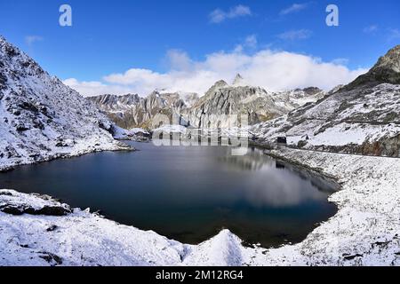 Il Passo del Gran San Bernardo appena innevato con vista dalla Svizzera al versante italiano, Canton Vallese, Svizzera, Europa Foto Stock