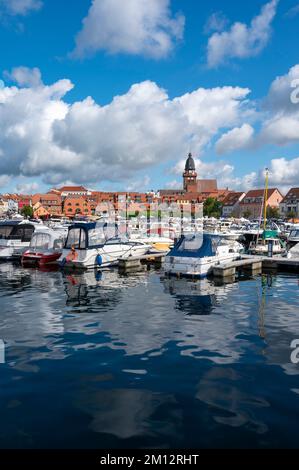 Germania, Meclemburgo-Pomerania occidentale, Distretto dei Laghi di Meclemburgo, Waren (Müritz), paesaggio urbano, St Chiesa di Maria, porto, barche Foto Stock