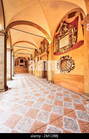 Teatro Anatomico dell'Archiginnasio, cortile con portici, Bologna, Emilia-Romagna, Italia, Europa Foto Stock