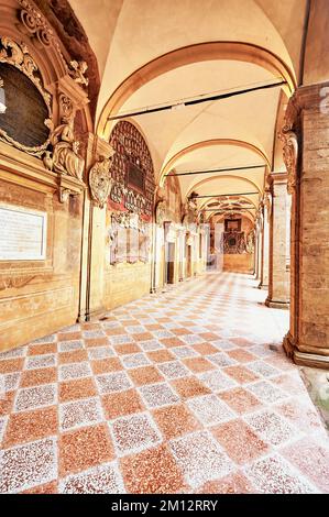 Teatro Anatomico dell'Archiginnasio, cortile con portici, Bologna, Emilia-Romagna, Italia, Europa Foto Stock