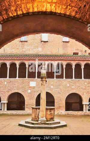 Fontana al centro del chiostro, Basilica romanica Santo Stefano, Bologna, Emilia-Romagna, Italia, Europa Foto Stock