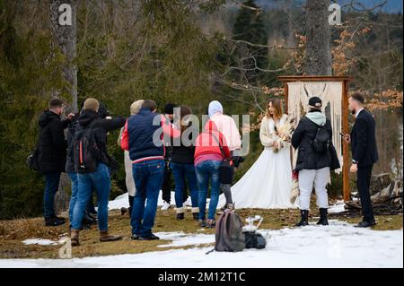 Vorokhta, Ucraina 31 marzo 2021: Un gruppo di fotografi in formazione, formazione di fotografi professionisti in Ucraina. Foto Stock