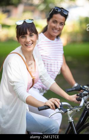 due amiche in bicicletta nel parco Foto Stock