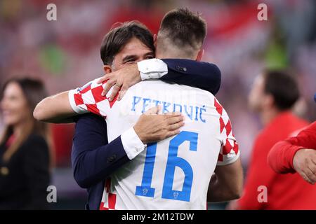 L'allenatore croato Zlatko Dalic abbraccia Bruno Petkovic dopo aver vinto la finale di Coppa del mondo FIFA Qatar 2022 quarto tra Croazia e Brasile al Education City Stadium il 9 dicembre 2022 ad al Rayyan, Qatar. Foto: Igor Kralj/PIXSELL Foto Stock