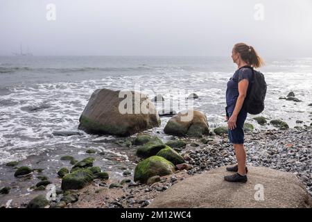 Donna anziana che cammina nel Parco Nazionale di Jasmund in autunno, Meclemburgo-Pomerania occidentale Foto Stock