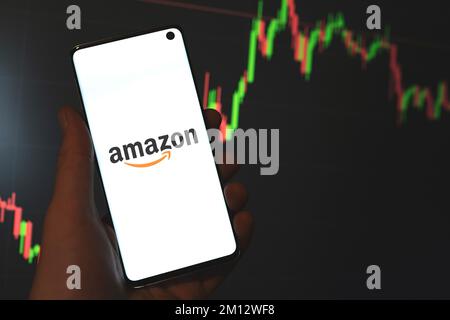 Logo Amazon Inc. Visualizzato sullo schermo del telefono in mano, grafico delle scorte, barra del grafico a linee sfondo scuro. Swansea, Regno Unito - 26 agosto 2021. Foto Stock