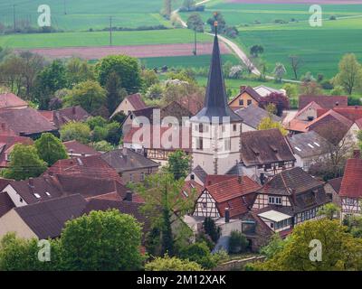 Vista di Unfinden dalla riserva naturale, piste asciutte, Urwiese, vicino a Junkersdorf, città di Königsberg, Parco naturale Haßberge, distretto Haßberge, bassa Franconia, Franconia, Baviera, Germania Foto Stock