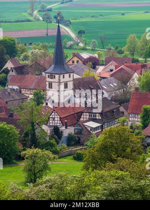 Vista di Unfinden dalla riserva naturale, piste asciutte, Urwiese, vicino a Junkersdorf, città di Königsberg, Parco naturale Haßberge, distretto Haßberge, bassa Franconia, Franconia, Baviera, Germania Foto Stock