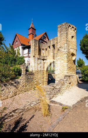 Porta Uffhub con vecchia centrale elettrica a Ingelheim am Rhein, parte delle fortificazioni della città sud-occidentale del 14th ° secolo, torre conchiglia con arco e merlature Foto Stock