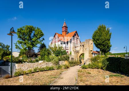 Porta Uffhub con vecchia centrale elettrica a Ingelheim am Rhein, parte delle fortificazioni della città sud-occidentale del 14th ° secolo, torre conchiglia con arco e merlature Foto Stock