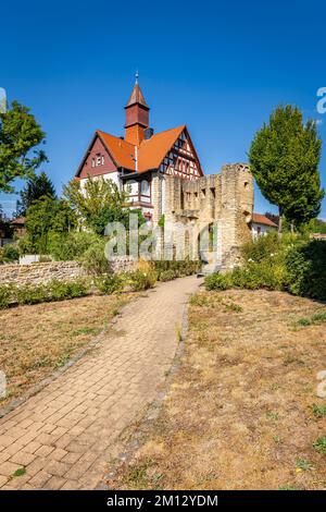 Porta Uffhub con vecchia centrale elettrica a Ingelheim am Rhein, parte delle fortificazioni della città sud-occidentale del 14th ° secolo, torre conchiglia con arco e merlature Foto Stock