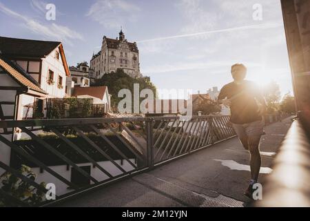 Germania, Baden-Wuerttemberg, Sigmaringen, Hohenzollern castello, jogger Foto Stock