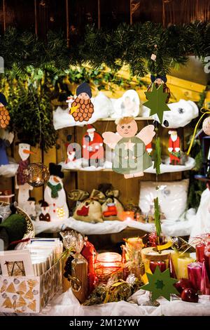 Angel in uno stand al mercatino di Natale di Hohenems, Vorarlberg, Austria. Foto Stock