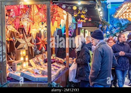 Mercatino di Natale di Stoccarda, dettaglio, stand con poinsettias e passanti Foto Stock