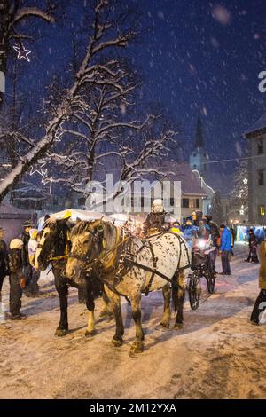 Carrozza trainata da cavalli al mercatino di Natale di Hohenems, palazzo del conte Hohenems, Vorarlberg, Austria. Foto Stock