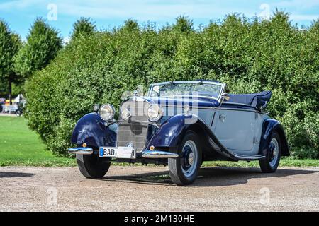 Schwetzingen, Baden-Württemberg, Germania, Concours d'Elégance nel parco del palazzo barocco, Mercedes Benz Cabriolet A, tipo 230, W21, 2229 cc, 55 cv con motore Maybach. Foto Stock