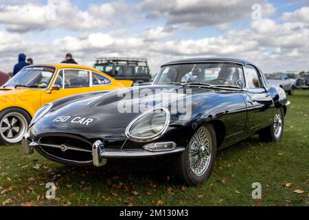 1966 Jaguar e-Type "150 CAR" in mostra al preambolo di ottobre tenutosi presso il Bicester Heritage Centre il 9th ottobre 2022 Foto Stock