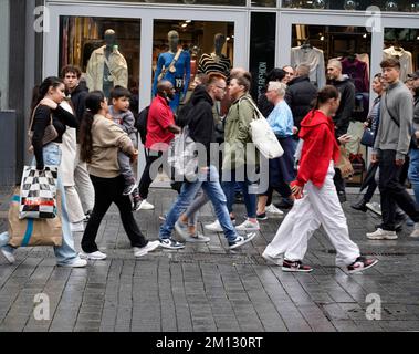 Germania, Renania settentrionale-Vestfalia, Colonia, zona pedonale, Hohe Straße, shopping miglio, pedoni, passanti, clienti, di passaggio Foto Stock