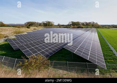Germania, Baviera, alta Baviera, distretto di Altötting, impianto fotovoltaico su un prato Foto Stock