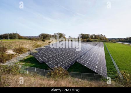 Germania, Baviera, alta Baviera, distretto di Altötting, impianto fotovoltaico su un prato Foto Stock