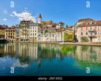 Vista sull'Aare, nella parte posteriore della città vecchia con la chiesa cittadina, Thun, Canton Berna, Svizzera, Europa Foto Stock