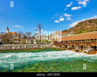Vista sull'Aare, sullo sfondo il centro storico con la chiesa cittadina e il castello, Thun, Canton Berna, Svizzera, Europa Foto Stock