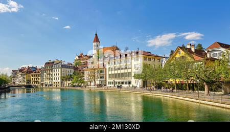 Vista sull'Aare, nella parte posteriore della città vecchia con la chiesa cittadina, Thun, Canton Berna, Svizzera, Europa Foto Stock