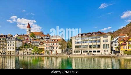 Vista sull'Aare, nella parte posteriore della città vecchia con la chiesa cittadina, Thun, Canton Berna, Svizzera, Europa Foto Stock