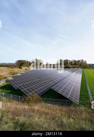 Germania, Baviera, alta Baviera, distretto di Altötting, impianto fotovoltaico su un prato Foto Stock
