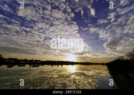 Germania, Baviera, alta Baviera, distretto di Altötting, tramonto sulla locanda vicino a Neuötting Foto Stock