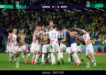 Doha, Qatar. 09th Dec, 2022. I giocatori croati festeggiano la qualificazione dopo una partita contro il Brasile valida per le quarti di finale della Coppa del mondo FIFA in Qatar presso l'Education City Stadium di Doha, Qatar. Credit: Brazil Photo Press/Alamy Live News Foto Stock