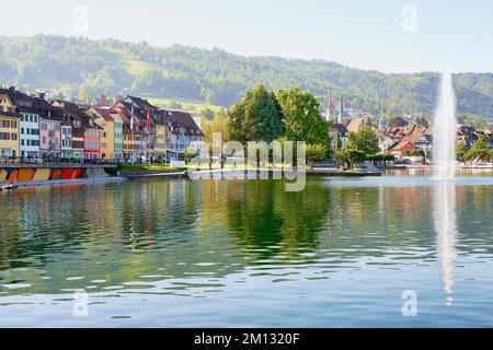 Centro storico con fontana nel lago di Zug, Zug, Canton Zug, Svizzera, Europa Foto Stock