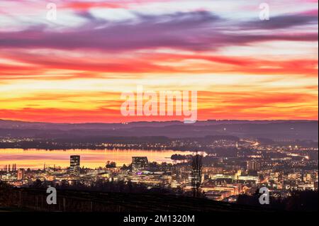 Atmosfera serale con skyline e lago Zug in primo piano i grattacieli ParkTower e Uptown, Zug, Canton Zug, Svizzera, Europa Foto Stock