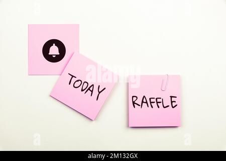 Didascalia di testo che presenta Raffle. Panoramica aziendale significa raccogliere denaro vendendo biglietti numerati come premio Foto Stock