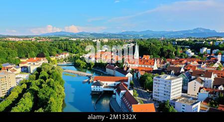 L'Iller dall'alto. Veduta aerea del centro storico di Kempten con vista sulle Alpi. Kempten, Swabia, Baviera, Germania, Europa Foto Stock