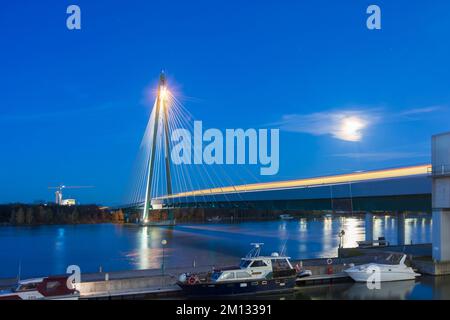 Vienna, luna piena sopra il fiume Donau (Danubio), metropolitana U2 ponte Donaustadtbrücke, Marina Wien con barche nel 02. Leopoldstadt, Austria Foto Stock