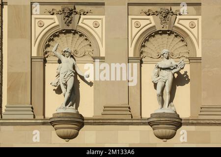 Due figure in pietra con lira, strumento musicale, kithara, sculture, Teatro Statale, Centro città, Wiesbaden, Taunus, Assia, Germania, Europa Foto Stock