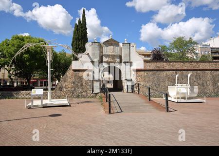 Arco con costruzione tecnica, dispositivi di Leonardo da Vinci, Puerta del Pilar, Parque Ronda del Pilar, Badajoz, Estremadura, Spagna, Europa Foto Stock