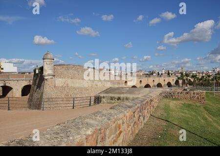 Fortificazione storica della città Baluarte de San Vicente, Hornabeque del Puente de Palmas, ponte ad arco in pietra romana, Badajoz, Estremadura, Spagna, Europa Foto Stock