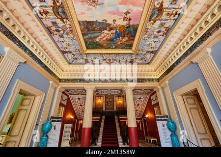 Achilleion, soffitti e dipinti murali nell'edificio principale, ingresso, scala aperta, colonne, soffitto a cassettoni dipinto, Isola di Corfù, Ionio è Foto Stock