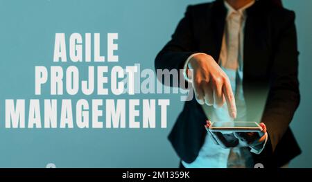 Segno di testo che mostra Agile Project Management. Panoramica aziendale metodologia di gestione dalla tecnologia tradizionale a quella moderna Foto Stock