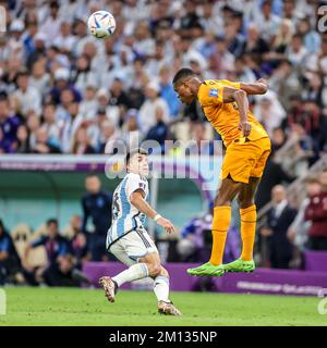 Al Daayen, Qatar. 09th Dec, 2022. AL DAAYEN, QATAR - 9 DICEMBRE: Marcos Acuna of Argentina, Denzel Dumfries of the Netherlands durante la Coppa del mondo FIFA - Quarter-final match tra Paesi Bassi e Argentina al Lusail Stadium il 9 dicembre 2022 ad al Daayen, Qatar (Foto di Henk Jan Dijks/ Orange Pictures) Credit: Orange Pics BV/Alamy Live News Foto Stock