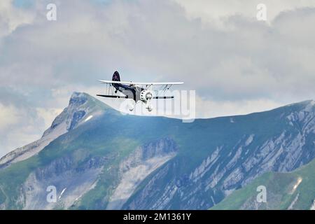 Velivolo d'epoca Waco YMF-F5C, N150EK, che sorvola le Alpi della Svizzera centrale, Stans, Canton Nidvaldo, Svizzera, Europa Foto Stock